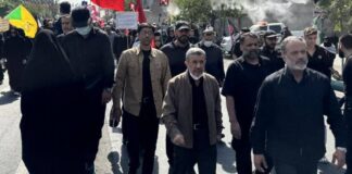 صورة نشرها موقع «دولت بهار» الناطق باسم مكتب الرئيس الأسبق محمود أحمدي نجاد من مشاركته في تشييع المرشد السابق علي خامنئي بطهران