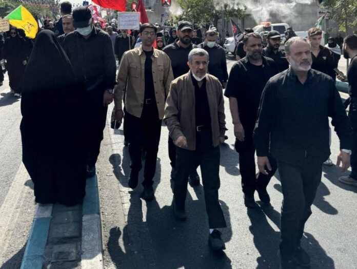 صورة نشرها موقع «دولت بهار» الناطق باسم مكتب الرئيس الأسبق محمود أحمدي نجاد من مشاركته في تشييع المرشد السابق علي خامنئي بطهران