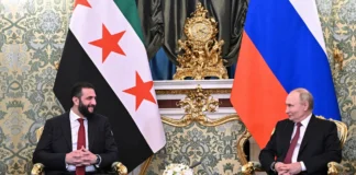 الرئيس الروسي فيلاديمير بوتين خلال أولاجتماع مع الرئيس السوري أحمد الشرع في موسكو، 15 أكتوبر 2025 (رويترز).