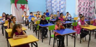(صورة أرشيفية) - تلاميذ يحضرون حصة دراسية يوم الثلاثاء، 19 سبتمبر 2023، في حي بن عمر بمدينة الجزائر.