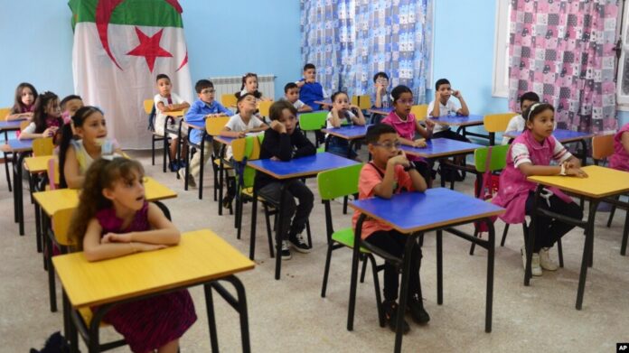 (صورة أرشيفية) - تلاميذ يحضرون حصة دراسية يوم الثلاثاء، 19 سبتمبر 2023، في حي بن عمر بمدينة الجزائر.