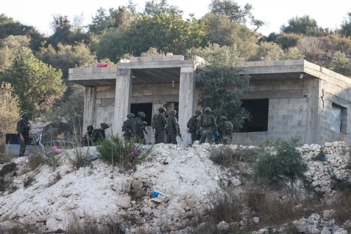 جنود إسرائيليون يتجمعون خارج منزل قيد الإنشاء عقب غارة بطائرة مسيرة أسفرت عن مقتل ثلاثة فلسطينيين، في الضواحي الغربية لمدينة جنين الشمالية، في الضفة الغربية المحتلة، في 28 أغسطس 2026. الصورة لـ جعفر أشتيه / وكالة فرانس برس عبر غيتي إيمدجز.