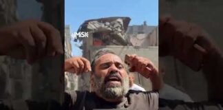 رجل فلسطيني يتحدث بعد قصف منزله في غزة