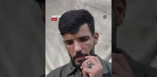 فلسطيني يعمل في الحلاقة لإعالة أسرته بعد فقد ساقه ووالده
